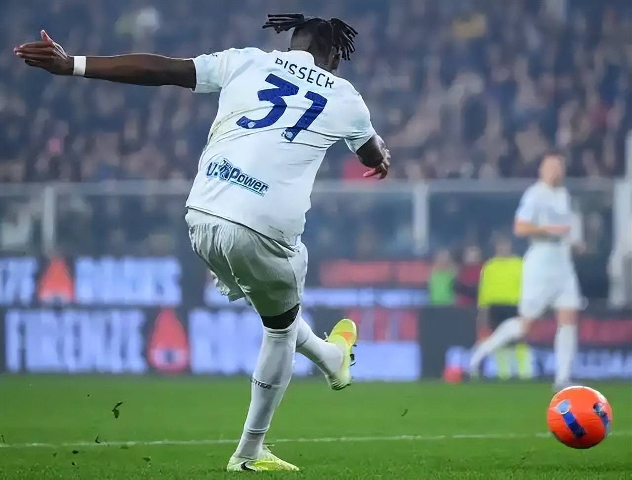 国米2-1登顶！劳塔罗传射封神，齐沃获力挺，弗拉泰西或3500万离队